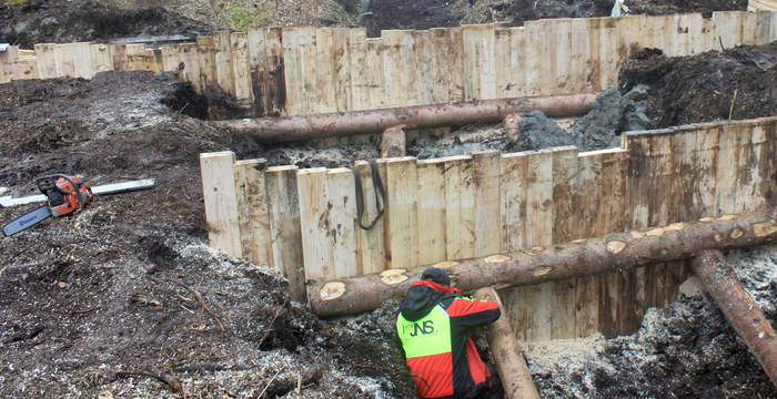 De solides ouvrages en bois sont enfoncés dans le sol afin de garder la tourbe humide.