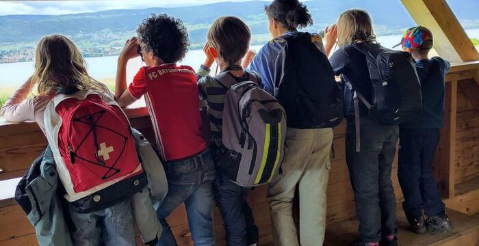 Kinder im Beobbachtungsturm
