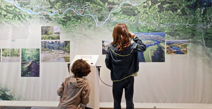 Kinder vor der Ausstellungswand "Die Aare"