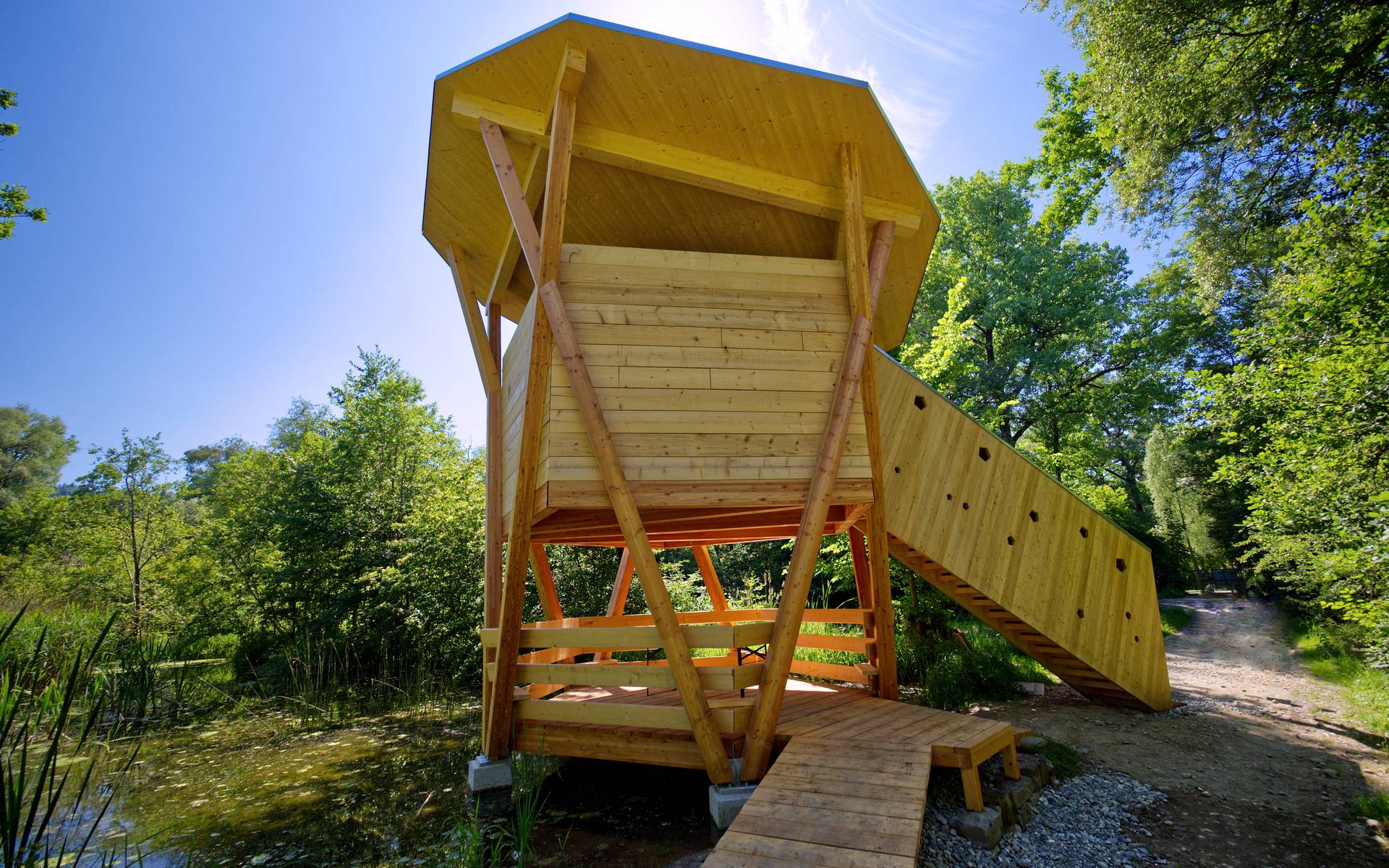 Der neue Turm lädt zur Naturbeobachtung ein